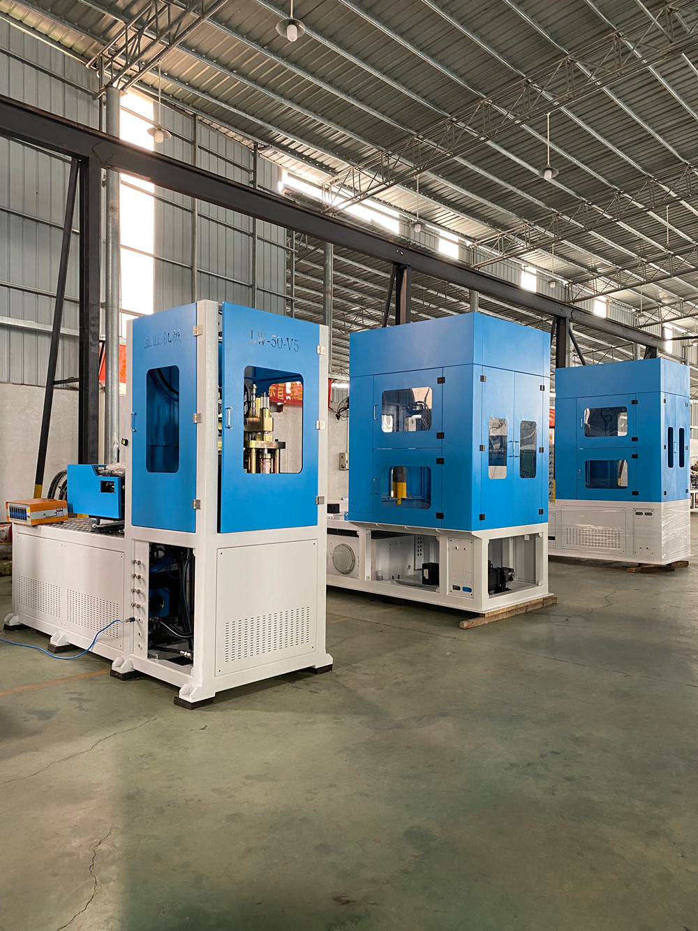 Automatic blow molding machines