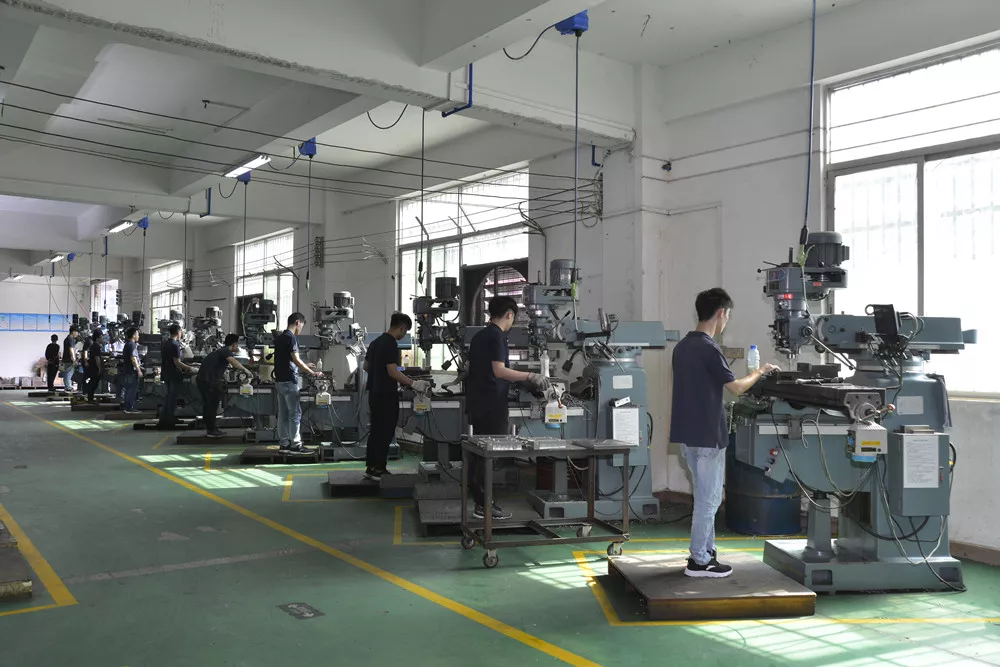 Manufacturer of plastic bottle blowing machine