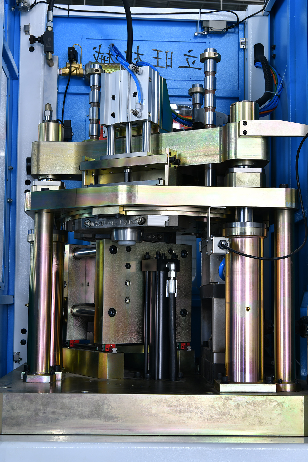 LW-50-V5 Vertical Injection Stretch Blow Molding Machine Flexible Solution for PET Bottles & Small Containers